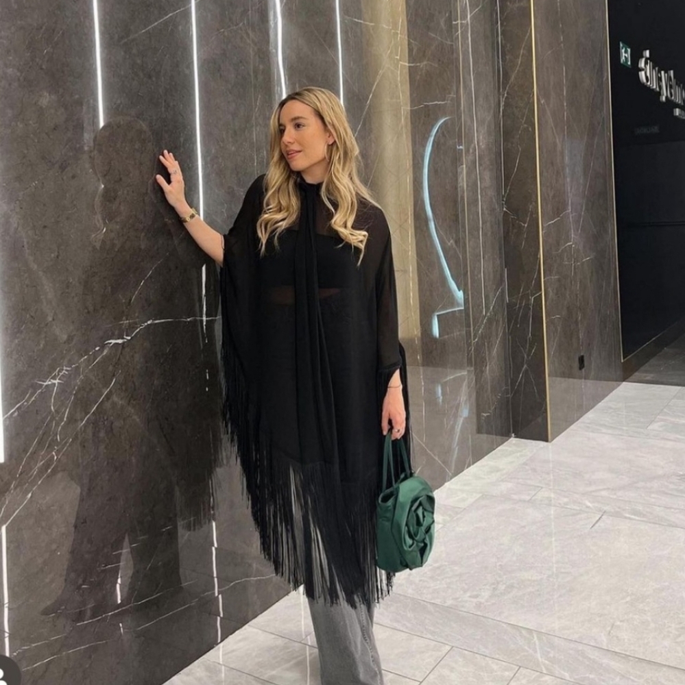 ZARA MESH FRINGED GAUZE CAPE
High collar cape with multi-positional tie detail. - Picture 5 of 13